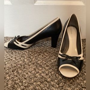 Beautiful women’s 10 Bandolino preppy heels with bow detail. Black and cream